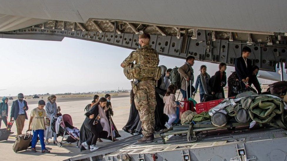تعرف على الطائرة العسكرية الأميركية التي تنقل الأفغان إلى خارج بلدهم