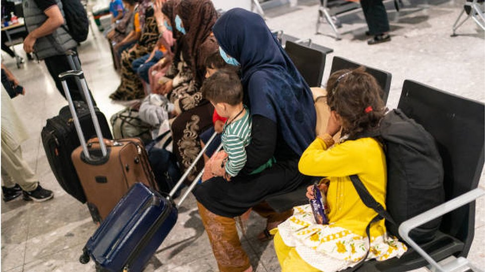 Getty Images لاجئون أفغان ينتظرون إنهاء إجراءات استقبالهم في مطار هيثرو بعد وصولهم على متن طائرة إجلاء قبل أيام