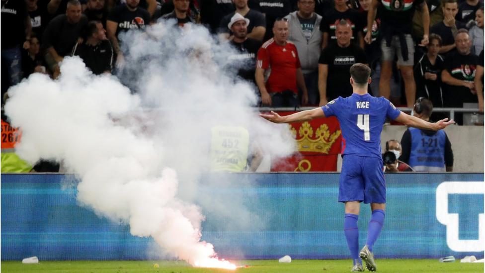 BBC قذف بعض المشجعين الملعب بشعلة