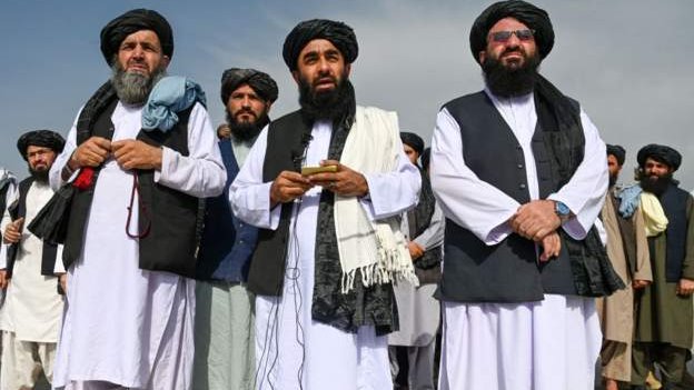بعد اقلاع أخر طائرة عسكرية أمريكية، طالبان تحكم السيطرة على مطار كابل