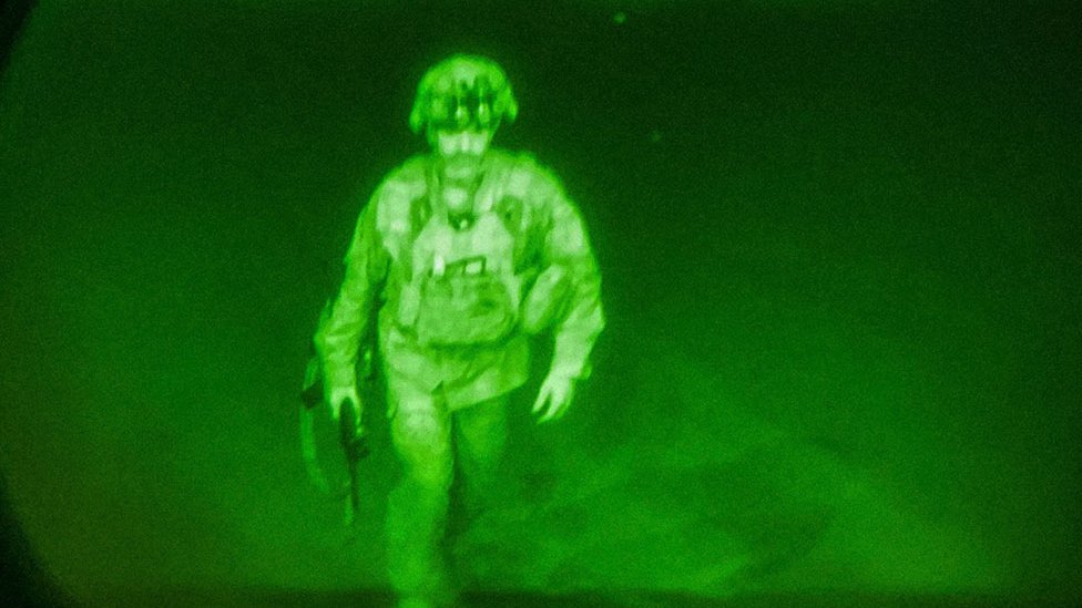 العالم في صور: آخر عسكري أميركي يغادر أفغانستان وفيضانات قاتلة في الولايات المتحدة