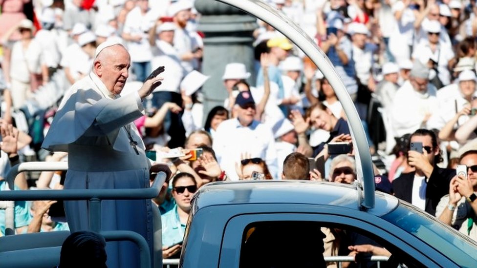 البابا فرانسيس يحذر من معاداة السامية أثناء زيارة للمجر