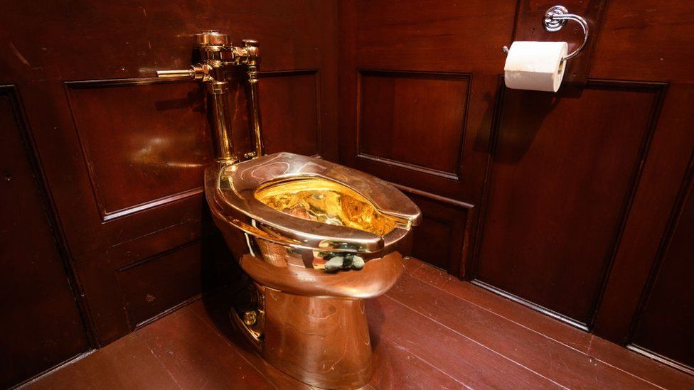 Getty Images كان المرحاض المصنوع من الذهب الخالص ضمن معرض فني في قصر بلينهايم