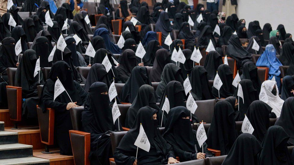 EPA نُظمت مظاهرة نسائية داخل جامعة أفغانية بمشاركة نساء يرتدين النقاب لتأييد سياسة التعليم العالي الجديد لطالبان