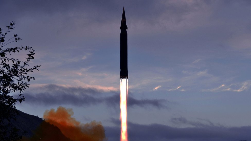 Reuters نشرت وسائل الإعلام الرسمية في كوريا الشمالية صورة قالت إنها للصاروخ هواسونغ -8