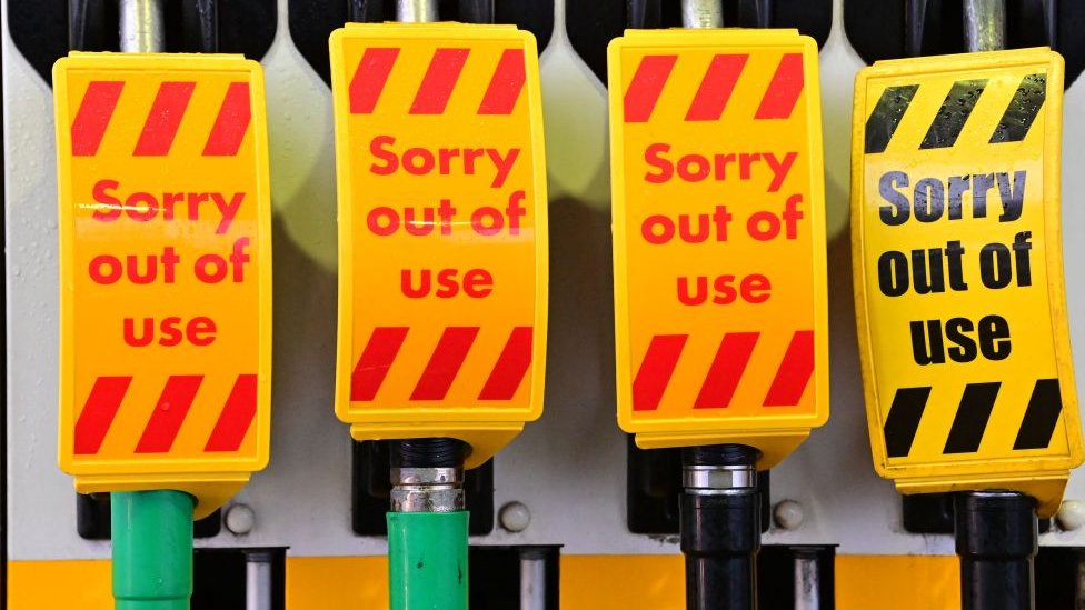أزمة الوقود في بريطانيا: ما سبب الطوابير الطويلة أمام محطات الوقود؟