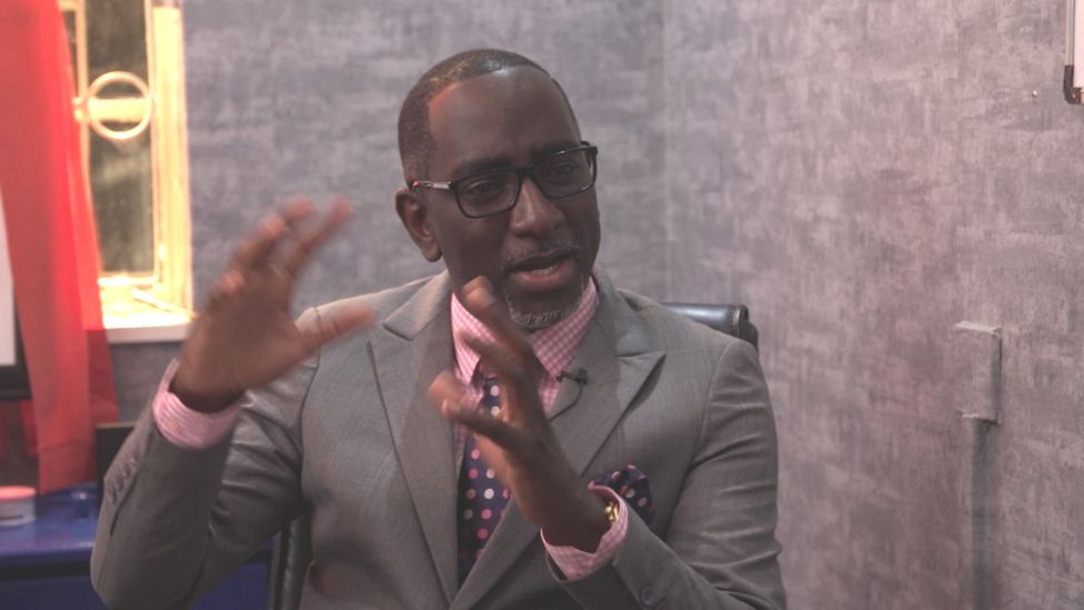 الحب: هل يمكن فعلا لمدرب التطوير الذاتي والعلاقات أن يجد أزواجا لعازبات راغبات؟