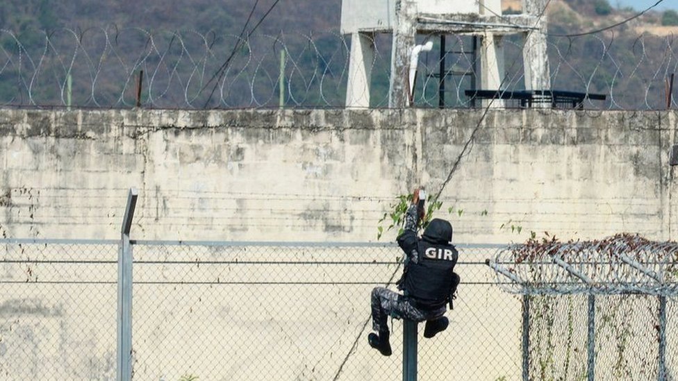 قنابل يدوية وقطع رؤوس في معركة عصابات خلفت عشرات القتلى في أحد سجون الإكوادور