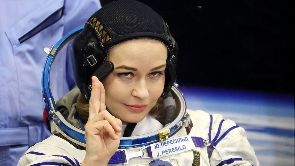 طاقم سينمائي روسي يصور أول فيلم في الفضاء