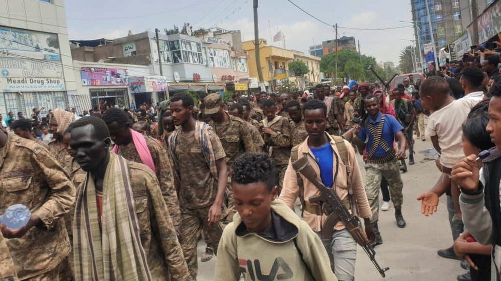 Reuters القوات المتمردة استعرضت في يوليو/تموز الأسرى من الجنود الإثيوبيين في شوارع ميكيلي عاصمة إقليم تيغراي بعد استعادتها من القوات الحكومية