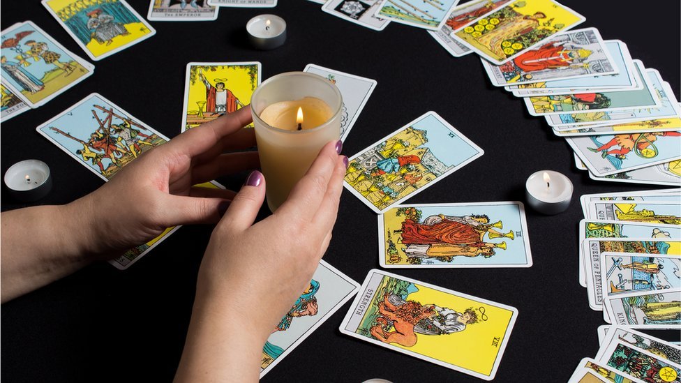 قراءة التاروت: لماذا أصبحت العرافة سوقًا تدر الملايين في العالم العربي؟