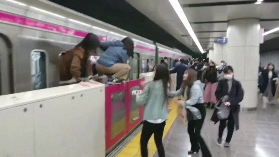 جرحى في هجوم بسلاح أبيض في مترو طوكيو