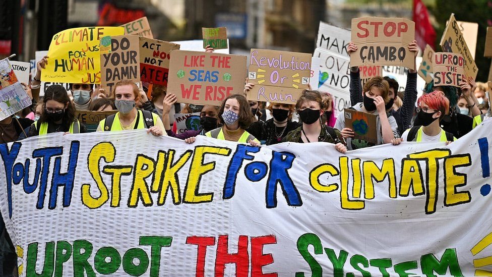 Getty Images تلاميذ مدارس نظموا إضرابا في العاصمة الاسكتلندية غلاسكو في سبتمبر/أيلول الماضي