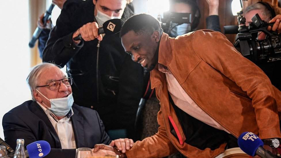 Getty Images محمد مبوغار سار يصافح رئيس لجنة التحكيم ديديه دوكوان عقب إعلان فوزه بالجائزة