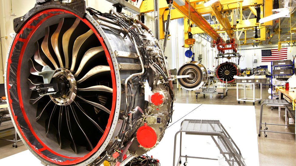 Reuters محركات الطائرات النفاثة في مصنع شركة إي جي للطيران GE Aviation، إحدى الشركات التجارية التي استهدفها العميل الصيني