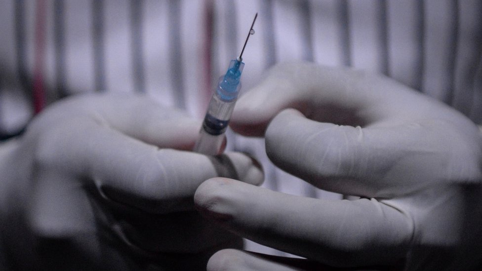 Getty Images أعلنت أسترا زينيكا في وقت سابق أنها لن تجني أرباحا من اللقاح إلا بعد أن يتحول الفيروس إلى مرض متوطن