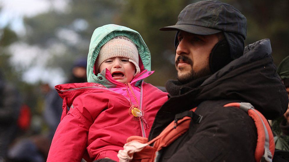 Getty Images علق الكثير من المهاجرين في المنطقة الحدودية بين بولندا وبيلاروسيا، بينهم نساء وأطفال
