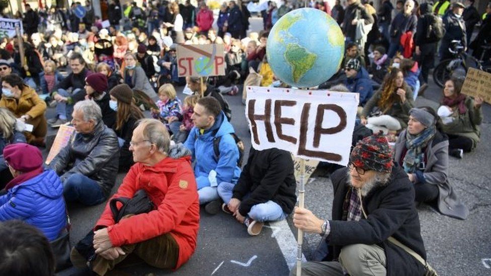 EPA المحتجون حول العالم يطالبون القادة بإظهار التزام أكثر حزماً إزاء التغير المناخي