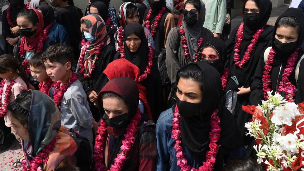 Getty Images الفتيات وأسرهن وصلن باكستان في سبتمبر/أيلول بعد تهديدات بالقتل