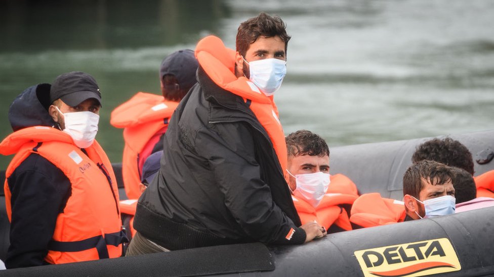 ما مصير اللاجئين الذين يعبرون القنال الإنكليزي ويصلون إلى بريطانيا؟