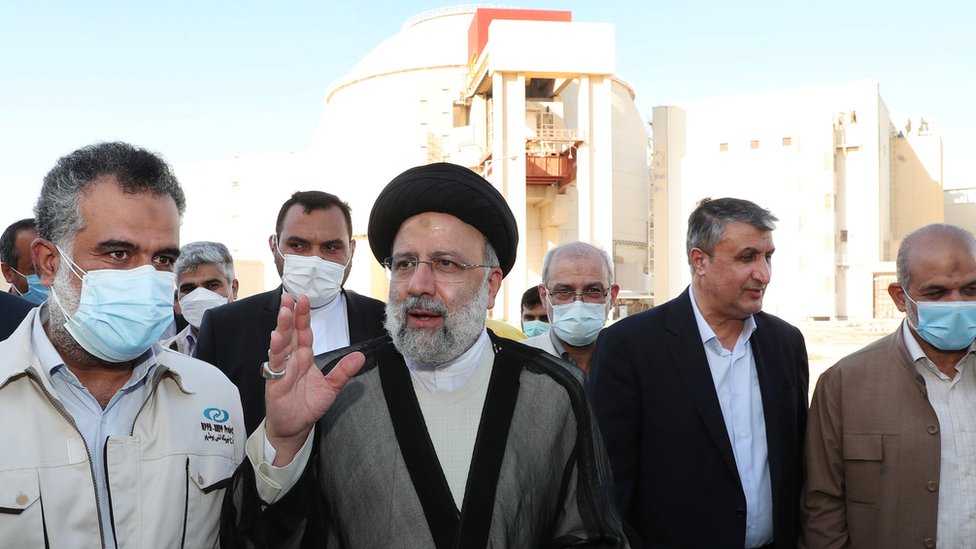 Reuters إبراهيم رئيسي (وسط) يقول إن إيران لن تتراجع 
