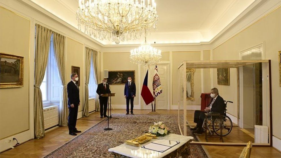 Reuters الرئيس التشيكي في غرفته الزجاجية