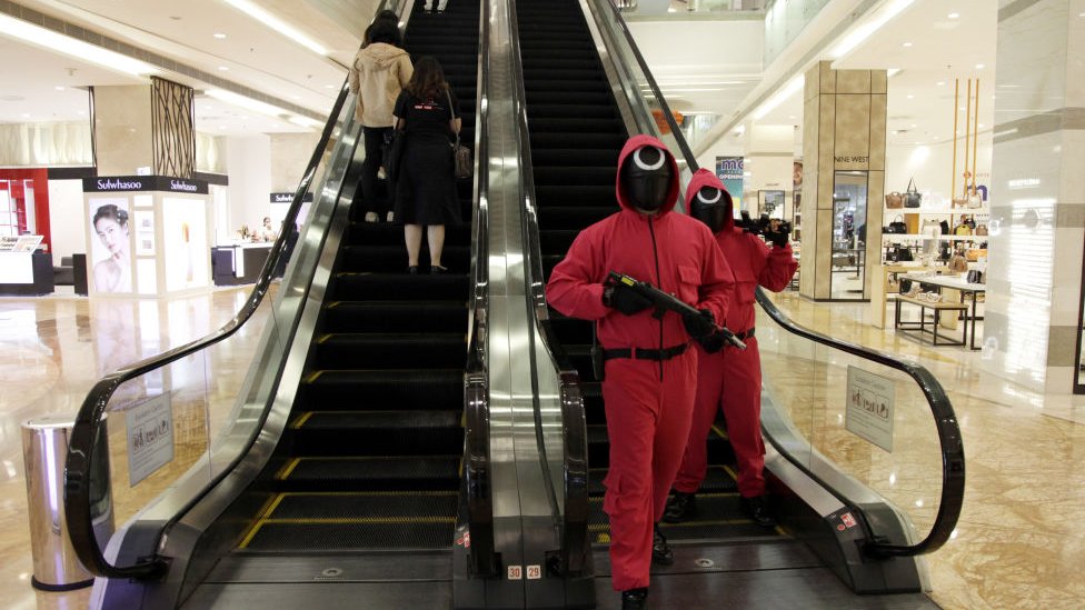 مسلسل لعبة الحبار: لماذا تموّل الرأسمالية الأعمال الفنية التي تنتقدها؟