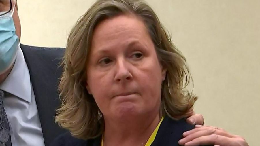 BBC الشرطية كيم بوتر لحظة النطق بالحكم وبجانبها هيئة الدفاع عنها