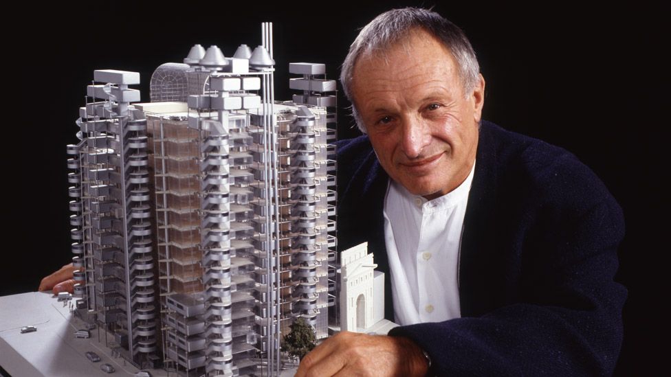 BBC ريتشارد روجرز مع نموذج لمبنى لويذز في العام 1995
