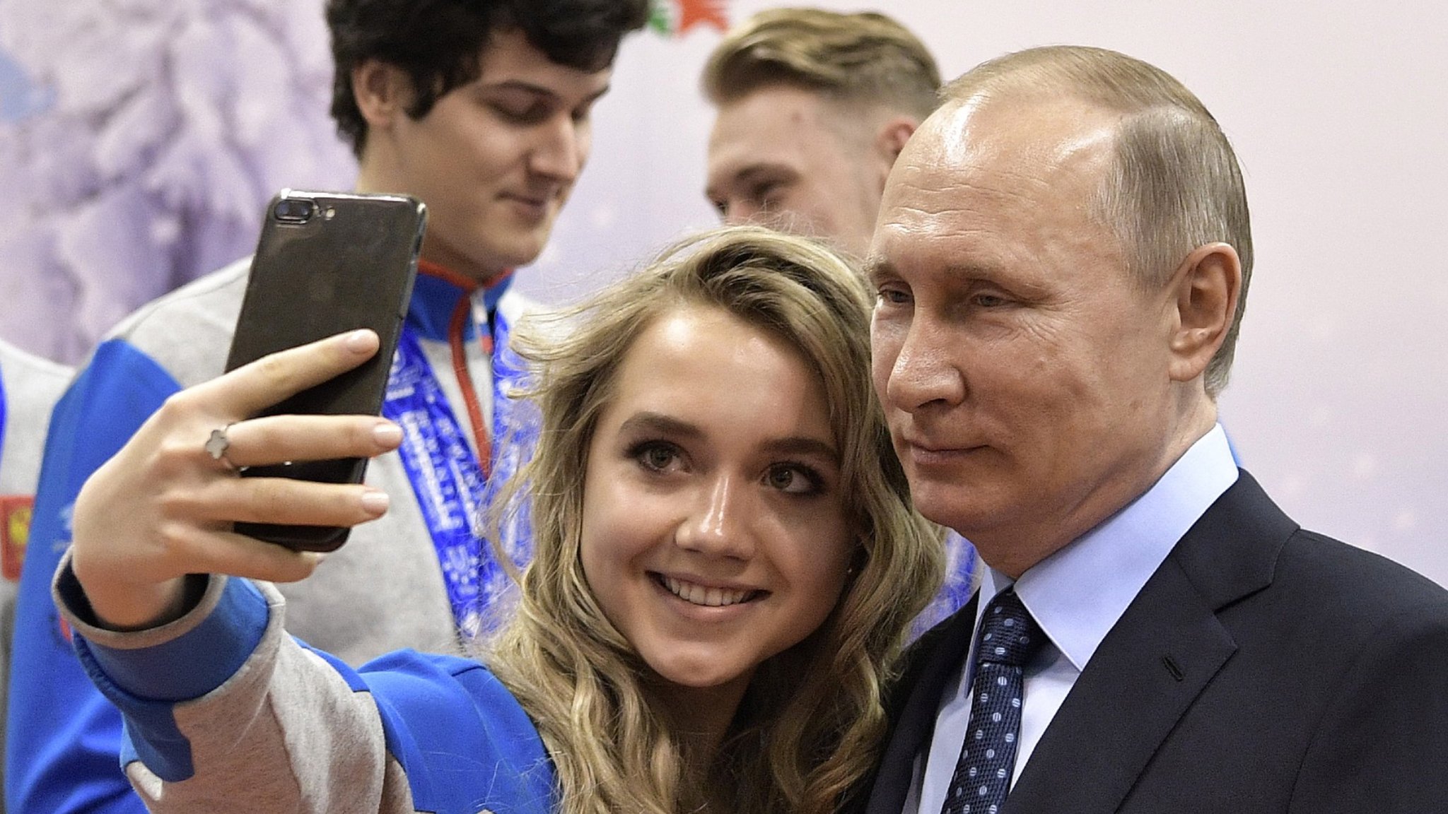 كيف تحاول روسيا فرض الرقابة على وسائل التواصل الاجتماعي؟