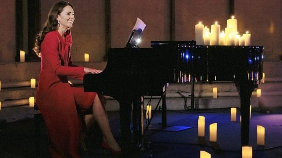 دوقة كمبريدج تفاجئ الحضور في قداس الميلاد بمهارتها في العزف على البيانو