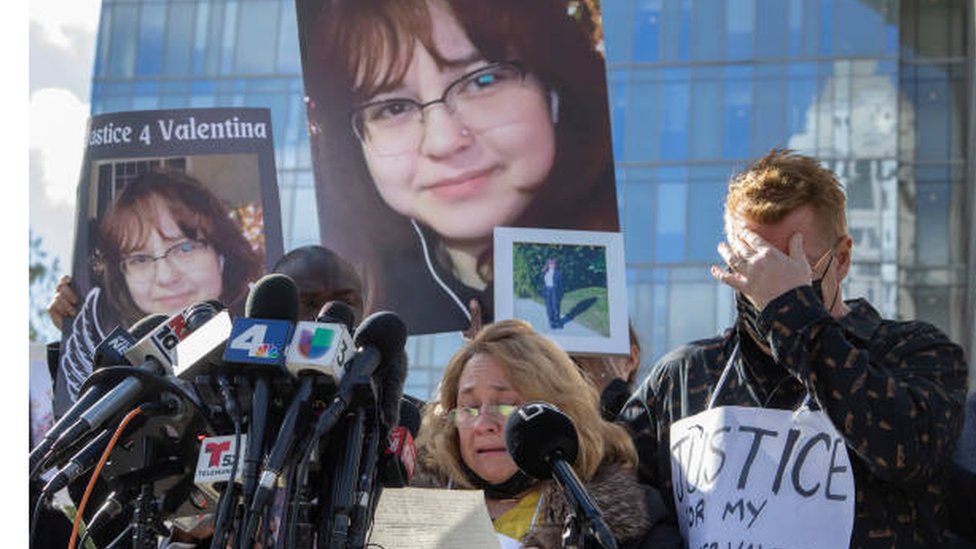 Getty Images سوليداد بيرالتا، والدة الفتاة، وإلى يمينها زوجها خوان يرويان ما حدث لابنتهما في مؤتمر صحفي