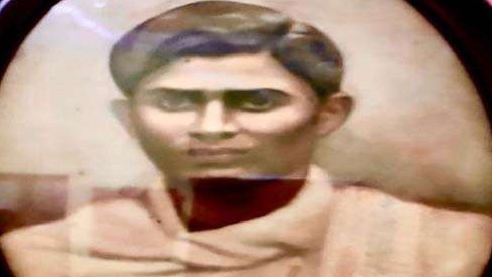 BBC ربما تكون هذه الصورة المحببة هي الصورة الوحيدة المتاحة للأمير أماريندرا باندي