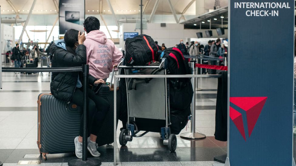 إلغاء رحلات عشرات الآلاف من المسافرين بسبب كورونا