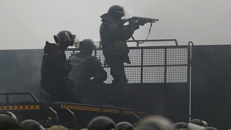 Reuters الشرطة أطلقت قنابل صوت صوب متظاهرين يوم الأربعاء