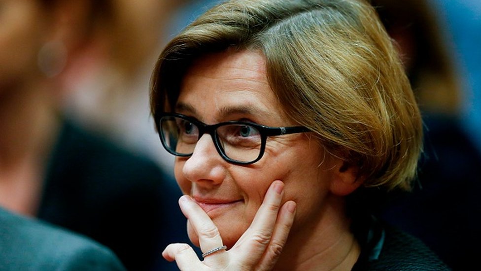 نواب فرنسيون يتلقون تهديدات بالقتل بسبب دعمهم لتمرير قانون بطاقات لقاح كورونا