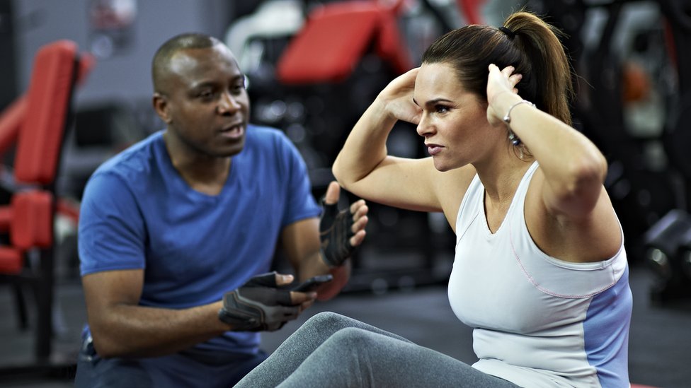 اللياقة البدنية: هل تحقق تطبيقات الهواتف نفس كفاءة المدرب الشخصي؟