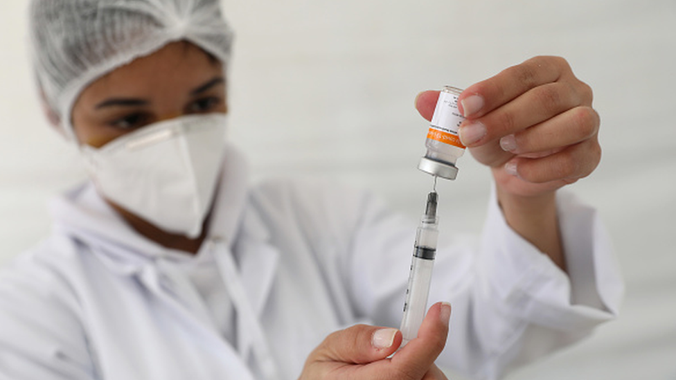 Getty Images لا تزال اللقاحات فعالة إلى حد كبير في الوقاية من أخطر حالات المرض الناجمة عن الإصابة بفيروس كورونا