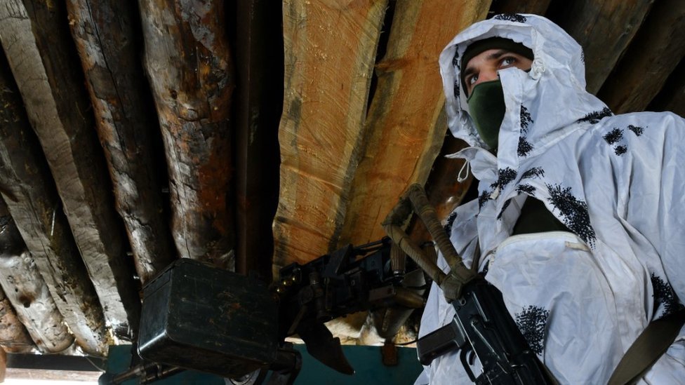 AFP جندي أوكراني يتمركز على حدود البلاد مع روسيا
