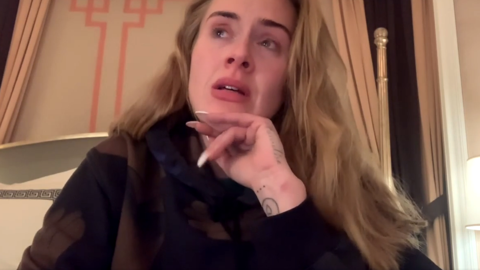  Adele / Instagram أديل خلال إعلانها عن قرارها تأجيل حفلات لاس فيغاس