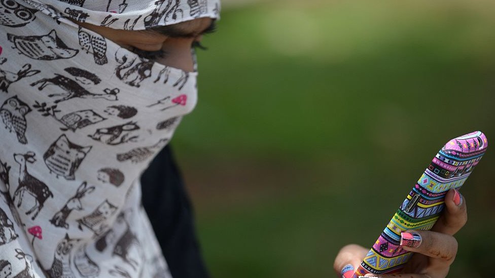 كلوب هاوس: نساء يهددن بالاغتصاب وتباع أجسادهن بمزادات إفتراضية