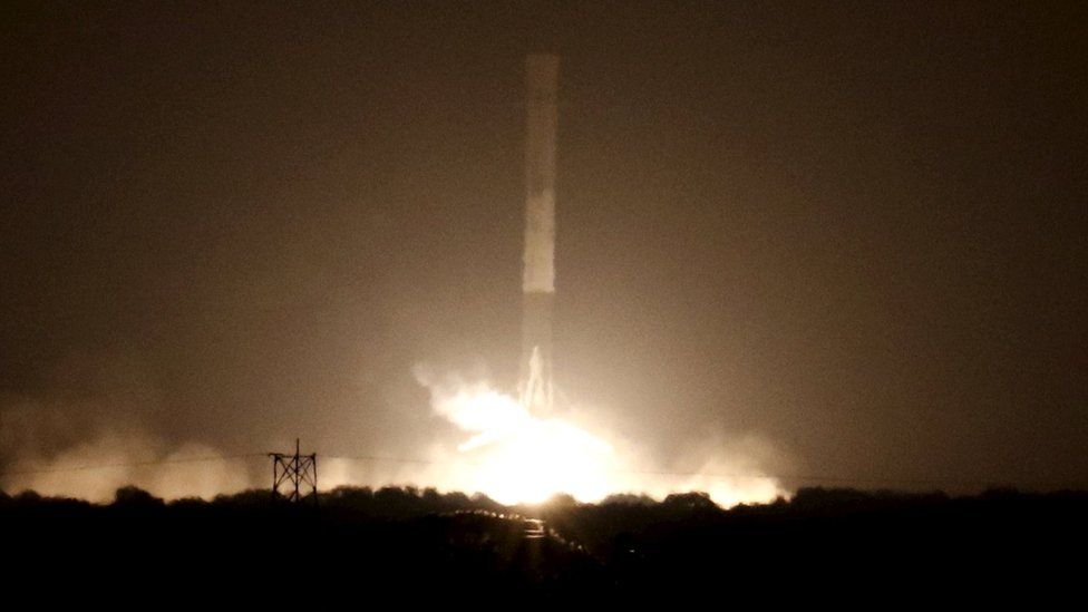 Reuters صاروخ إيلون ماسك فالكون 9 عند إطلاقه في الفضاء عام 2015