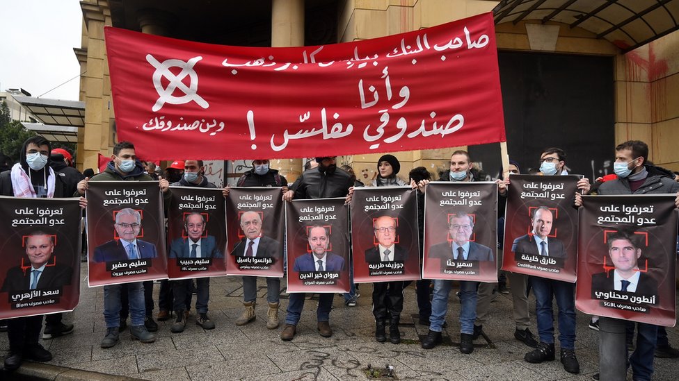 EPA بعض صور أصحاب البنوك في لبنان الذين يصفهم محتجون بـ