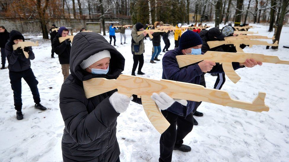 Getty Images مدنيون في أوكرانيا يشاركون في تدريبات