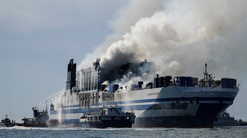Reuters هرعت طواقم إنقاذ من إيطاليا واليونان لمحاولة إخماد الحريق