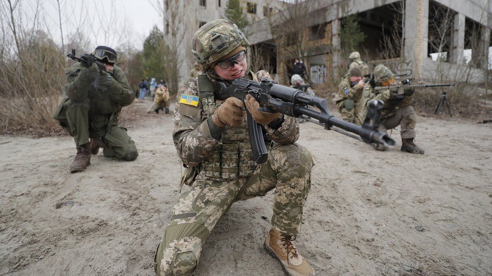 EPA جنود يشاركون في تدريبات عسكرية في أوكرانيا