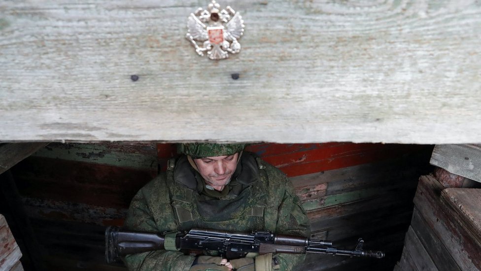 Reuters متمردون موالون لروسيا يحرسون مواقع قتالية بالقرب من خط التماس في منطقة لوهانسك
