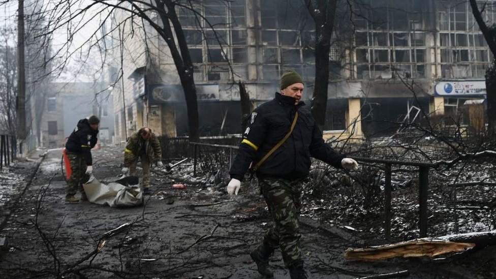 Getty Images خدمات الطوارئ في أعقاب غارة على برج تلفزيوني في كييف الثلاثاء أسفرت عن مقتل خمسة أشخاص