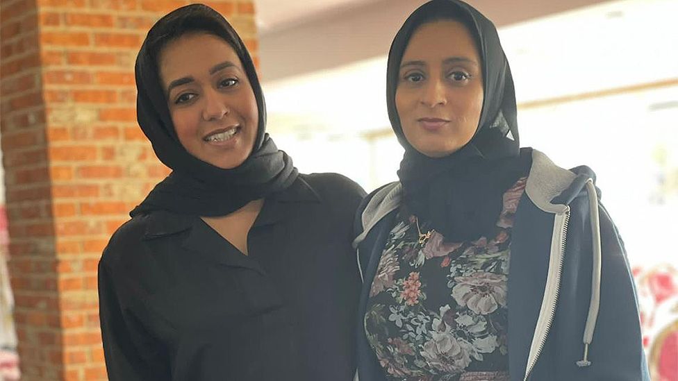 BBC تحريم، إلى اليسار، نظمت الورشة لتعليم الغُسل للشابات المسلمات