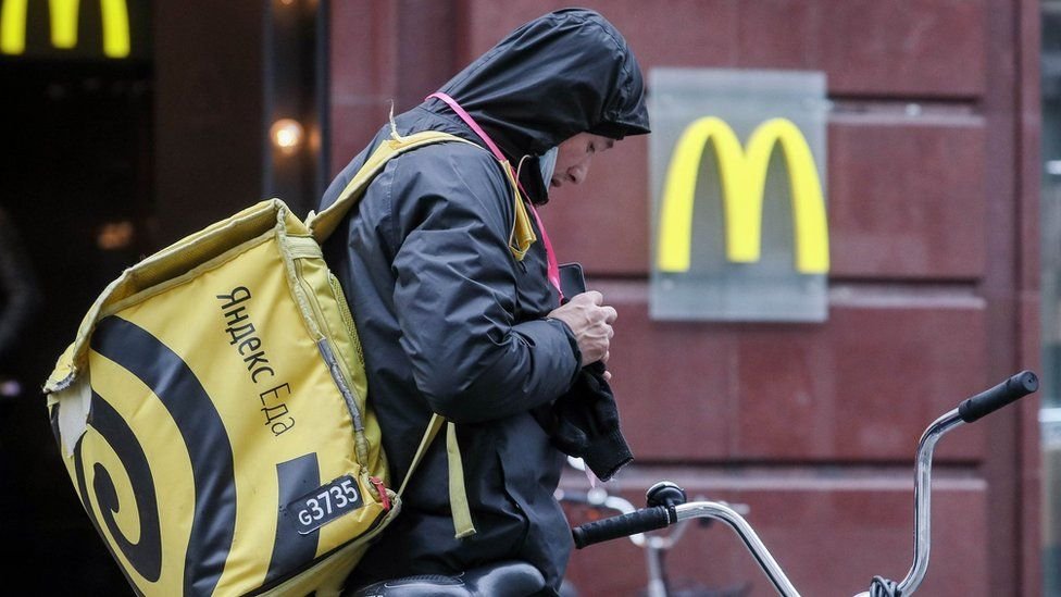 Getty Images ماكدونالدز ستواصل دفع رواتب موظفيها في روسيا البالغ عددهم حوالي 62 ألف موظف